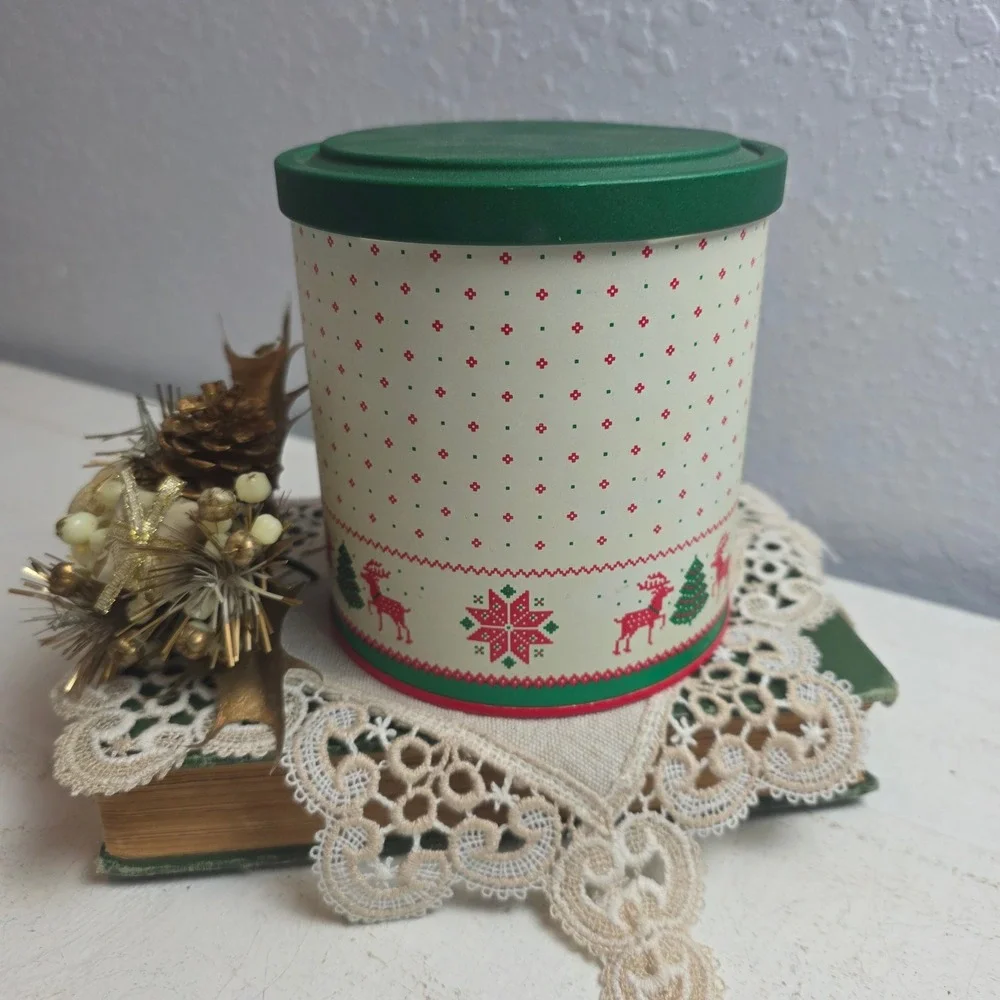 Vintage Potpourri Press‎ Christmas Reindeer Tin Green Red Fair Isle Festive